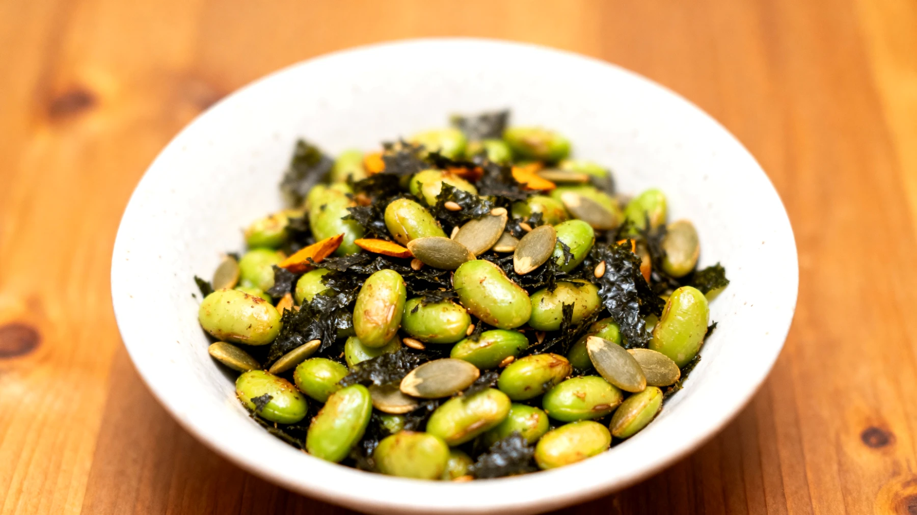 Edamame tostati con semi di zucca e alghe nori"