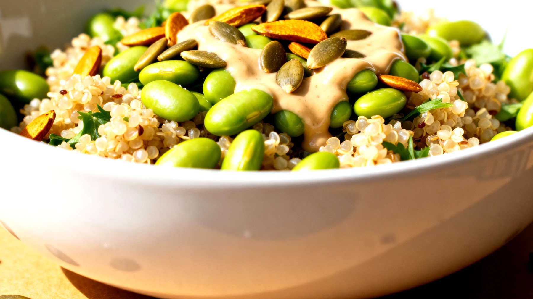 Insalata di quinoa con edamame, semi di zucca e tahina"
