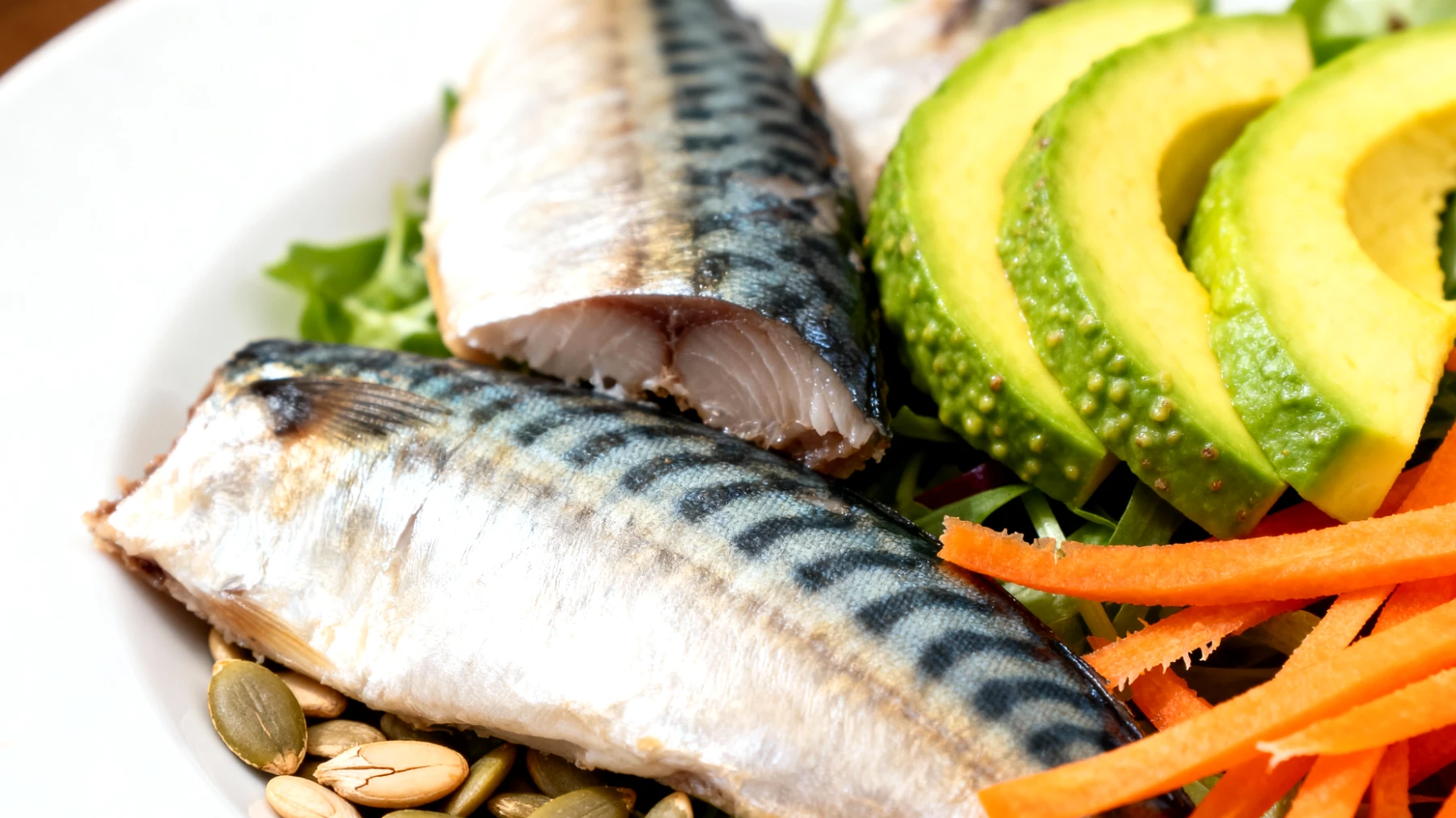 Insalata di sgombro con avocado, carote crude e semi di zucca"