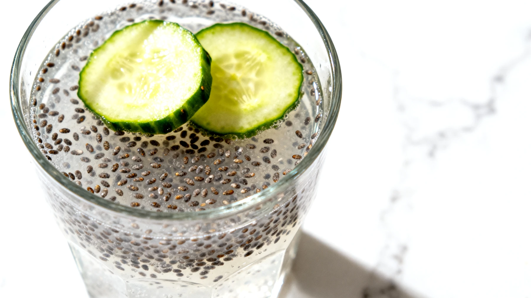 Kefir d'acqua con semi di chia e fette di cetriolo"