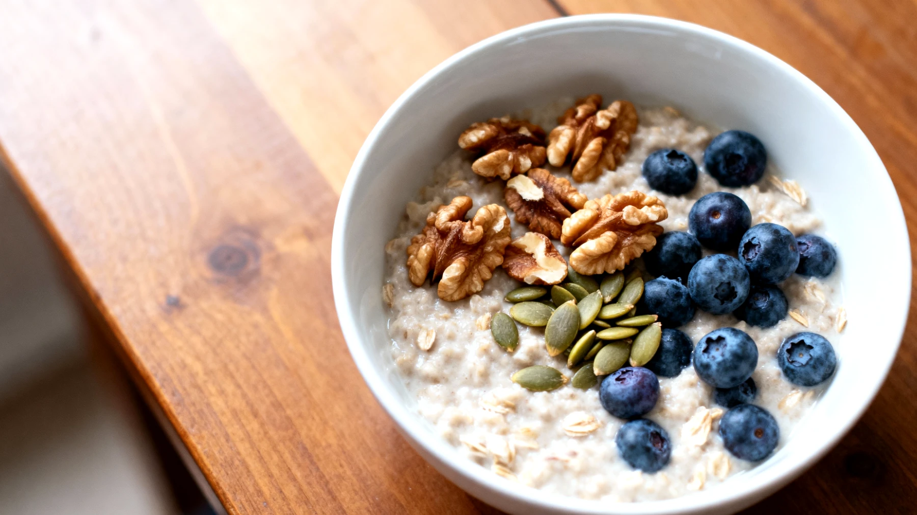 Porridge di avena con noci, semi di zucca e mirtilli"