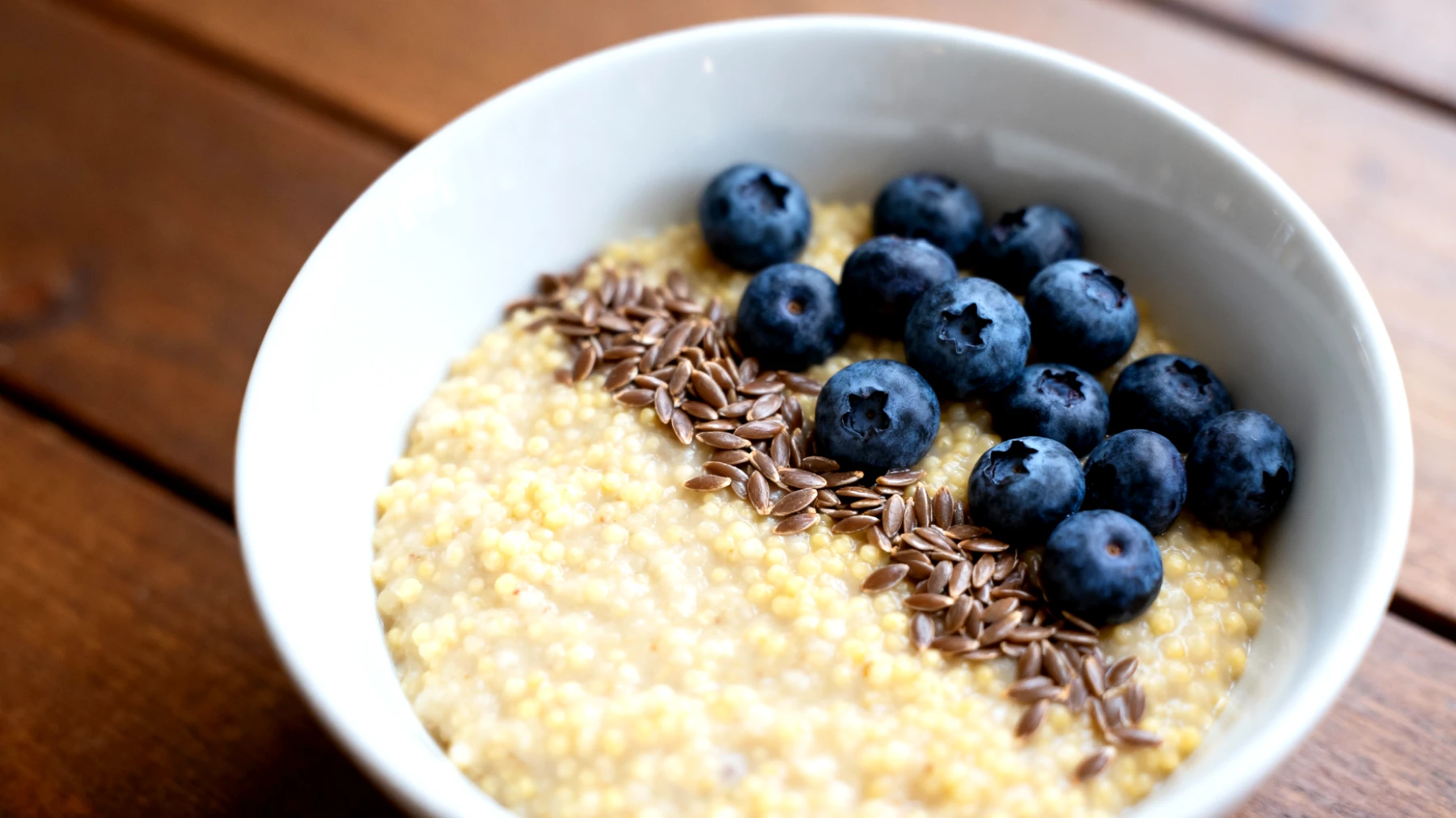 Porridge di miglio con semi di lino e mirtilli"