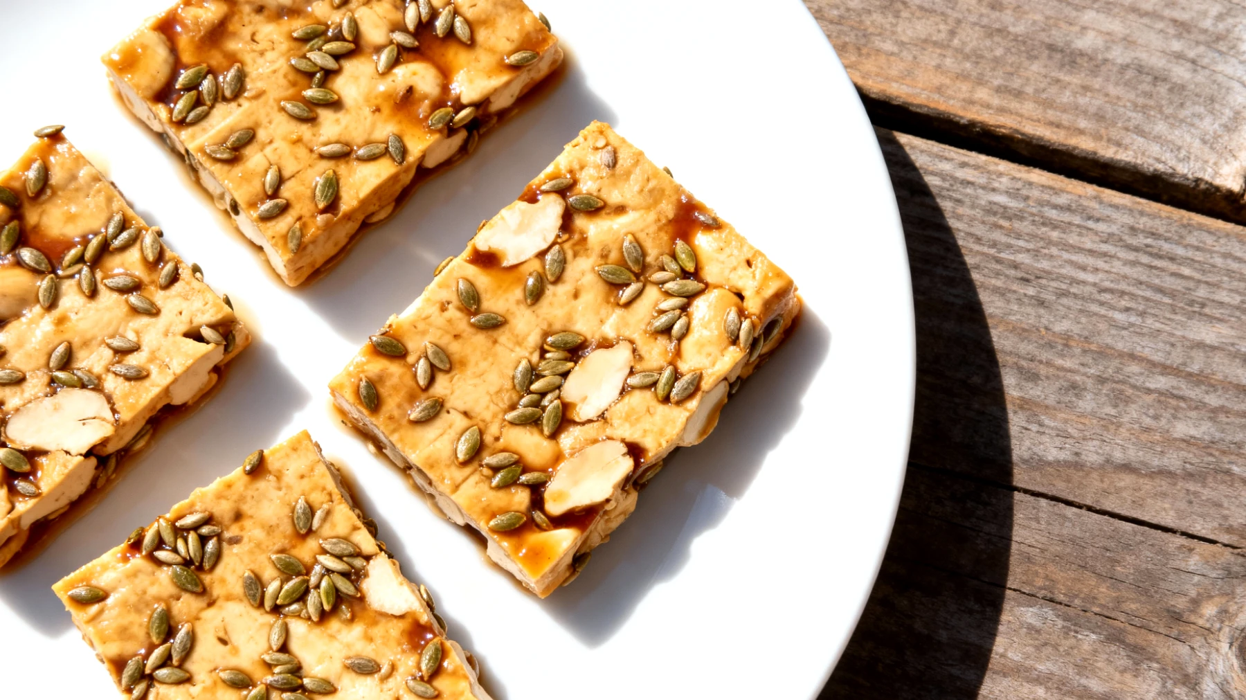 Tempeh marinato con semi di canapa"