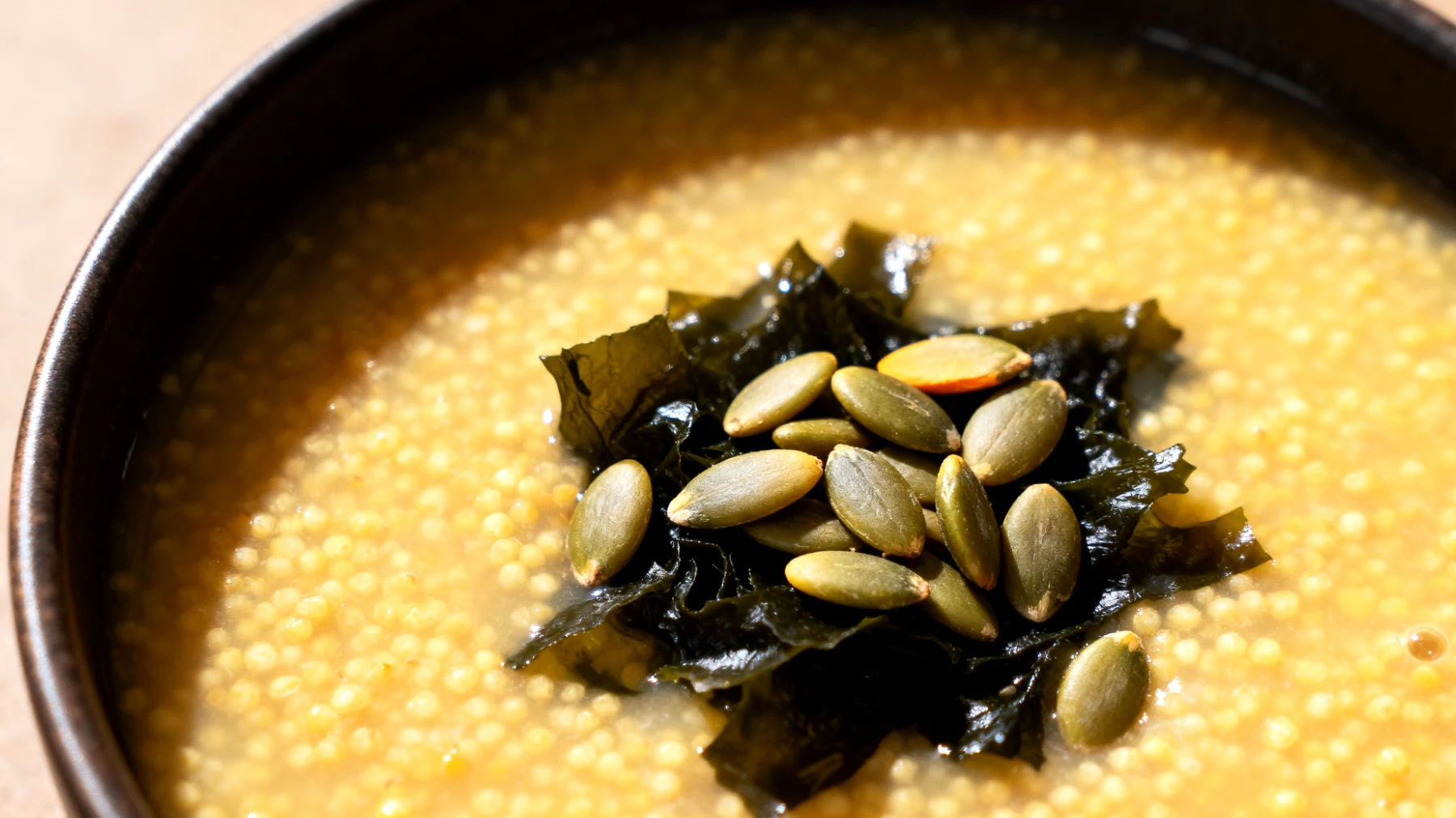Zuppa di miglio con alghe wakame e semi di zucca"
